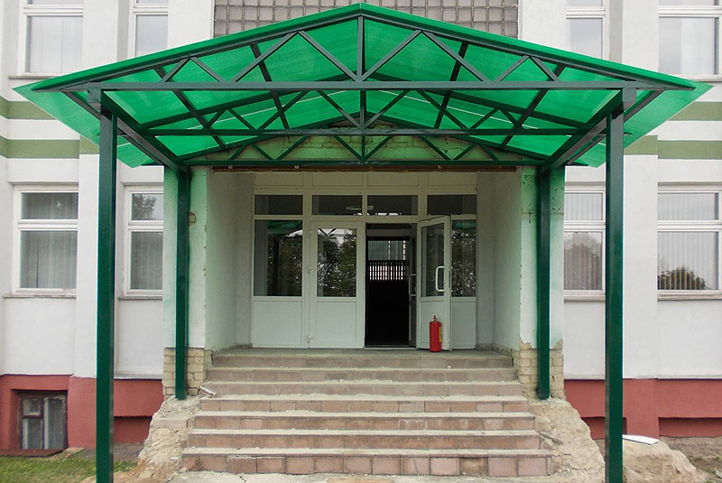 Двухскатный навес над крыльцом